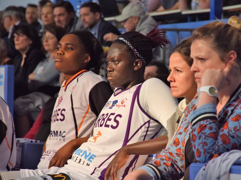 Visages fermés sur le banc pendant la du TGB première mi-temps face à Villeneuve d'Ascq