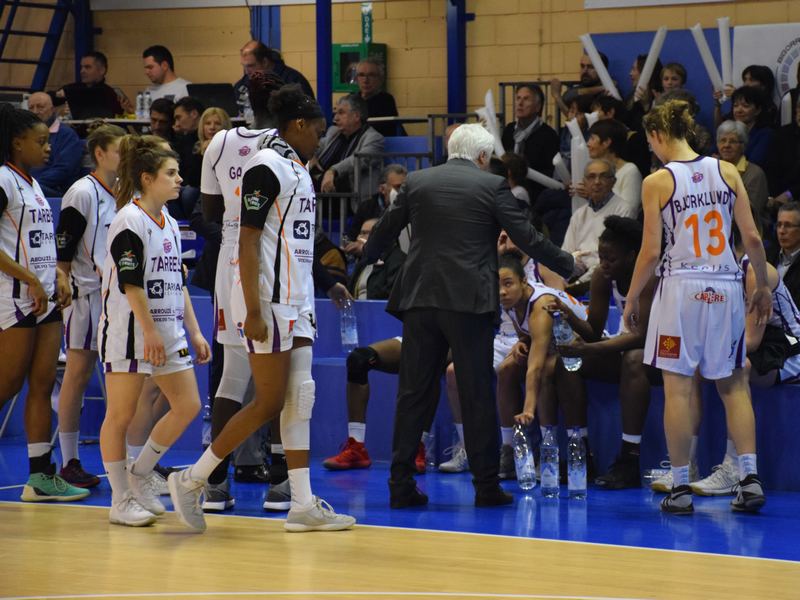 Le coach François Gomez ebn pleine mise au point pendant un temps mort