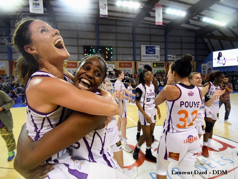 Ana Suarez dans les bras de Naomi Mbandu après l'accession à la finale de LFB du TGB