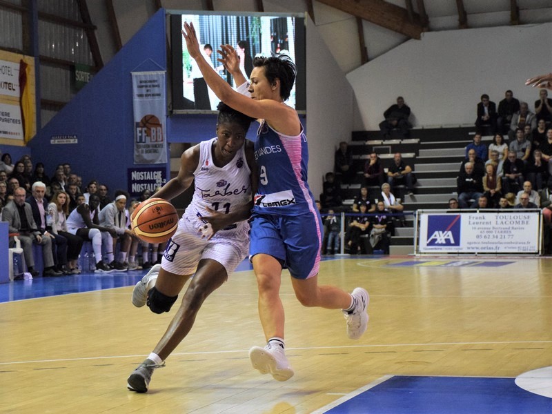 duel adja Konteh TGB et céline Dumerc de Basket Landes en Eurocup au quai de l'Adour à Tarbes