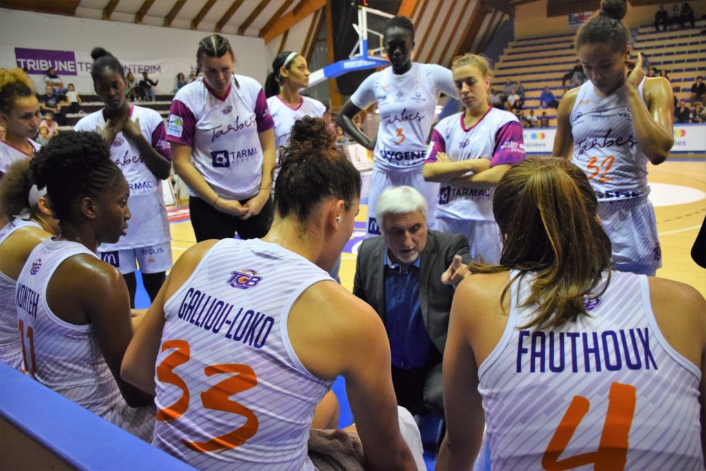 Photos d'un temps mort pour l'équipe de basket féminin du TGB pendant le championnat LFB 2018-2019