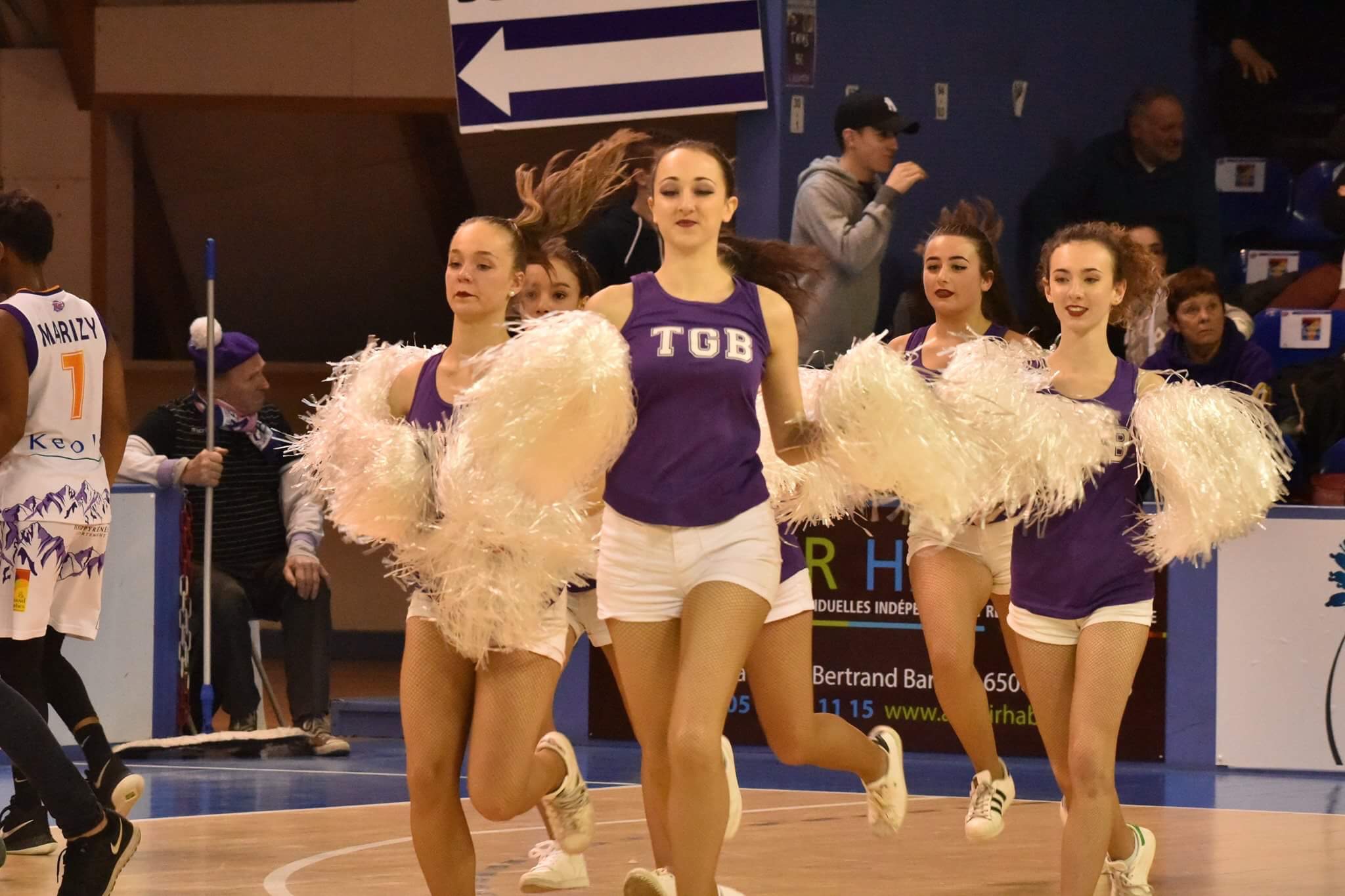 Mouthiers-sur-Boëme : Les joueurs de foot sous le « Charms » des pom-pom  girls